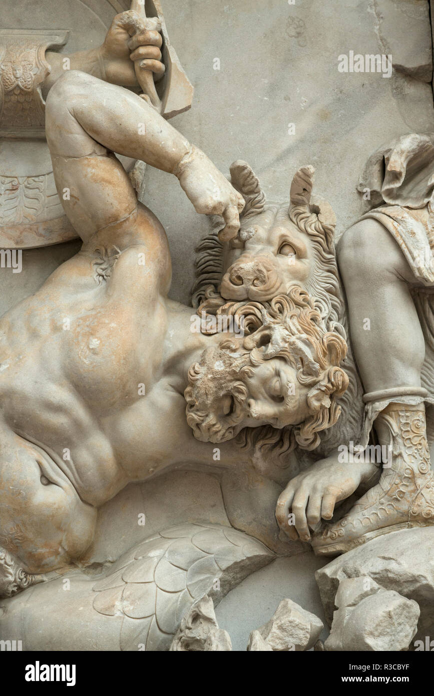 Berlino. Germania. Pergamon Museum. Altare di Pergamon. Gigantomachy fregio, pannello Est, Aigaion mauled da un Artemis" cane da caccia, dettaglio. Il Pergamon Alt Foto Stock