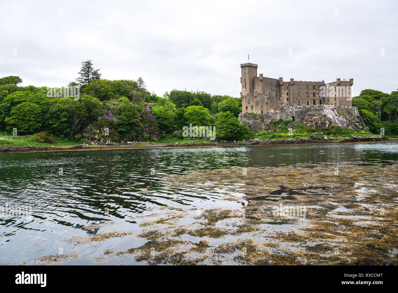 Il castello di Dunvegan su una giornata uggiosa, Scotland, Regno Unito Foto Stock