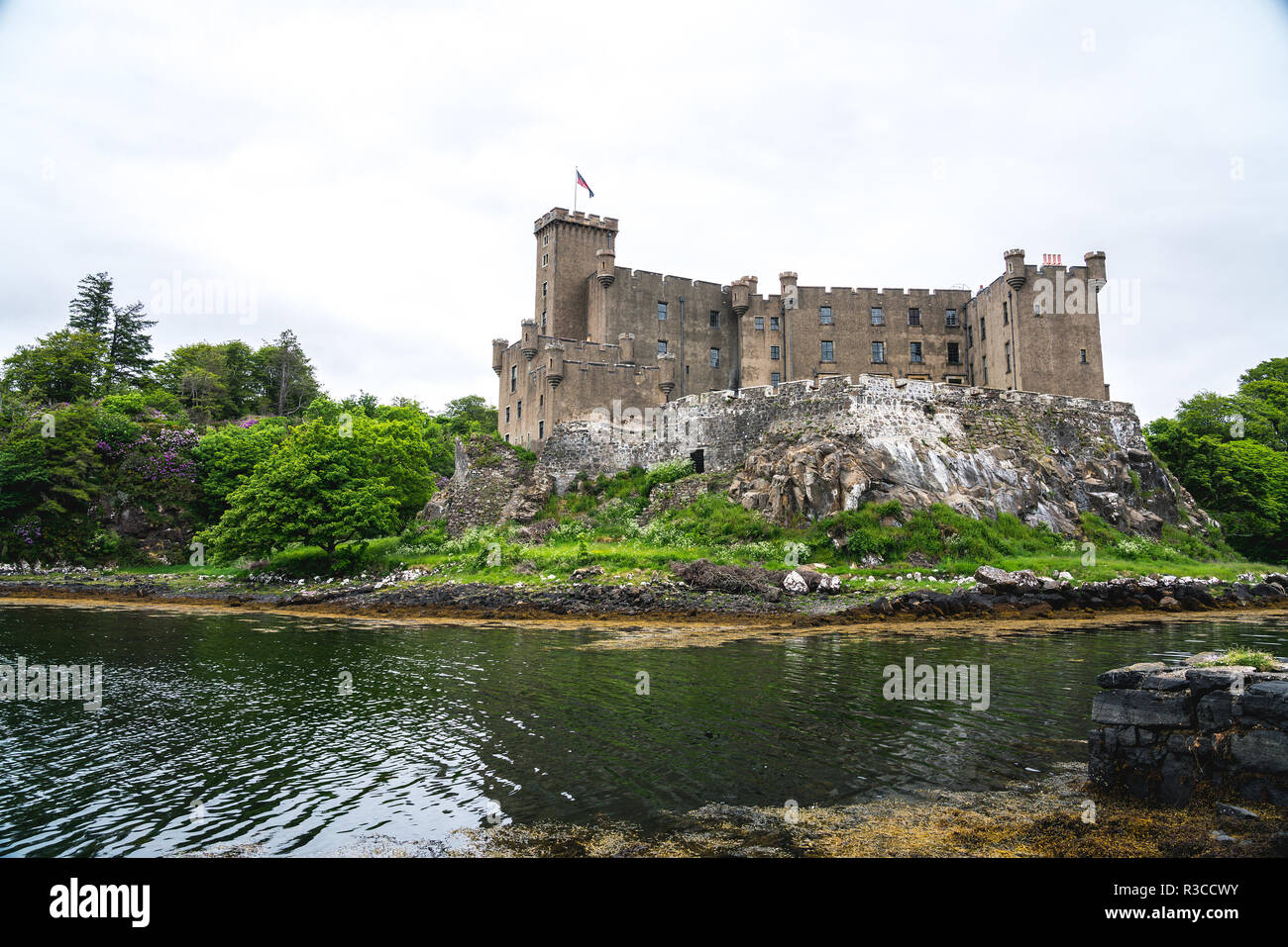 Il castello di Dunvegan su una giornata uggiosa, Scotland, Regno Unito Foto Stock