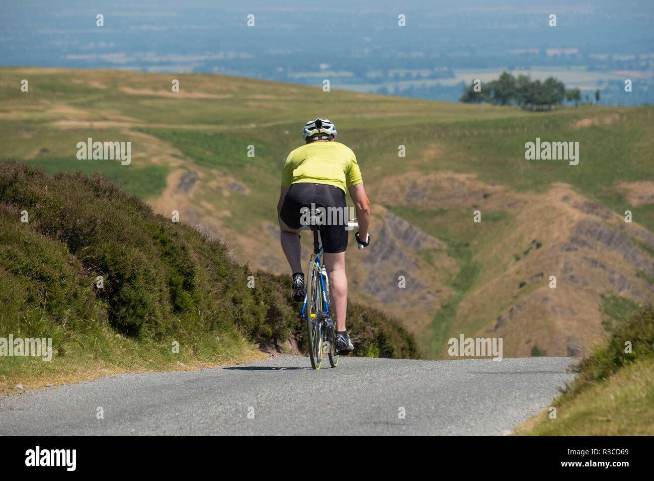 Un ciclista sulla lunga Mynd hill, Church Stretton, Shropshire, Inghilterra, Regno Unito Foto Stock