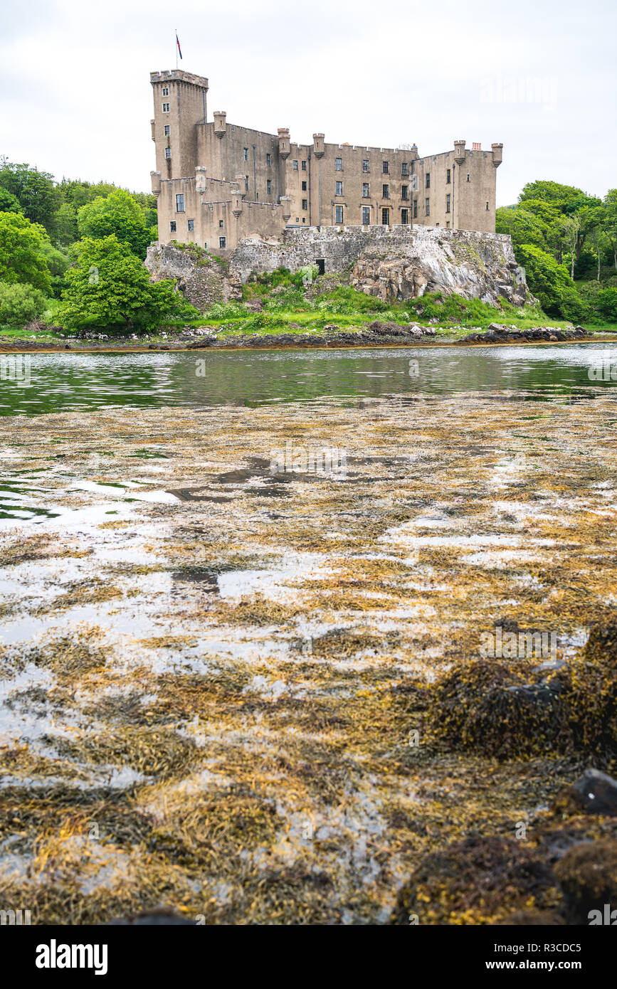 Il castello di Dunvegan su una giornata uggiosa, Scotland, Regno Unito Foto Stock