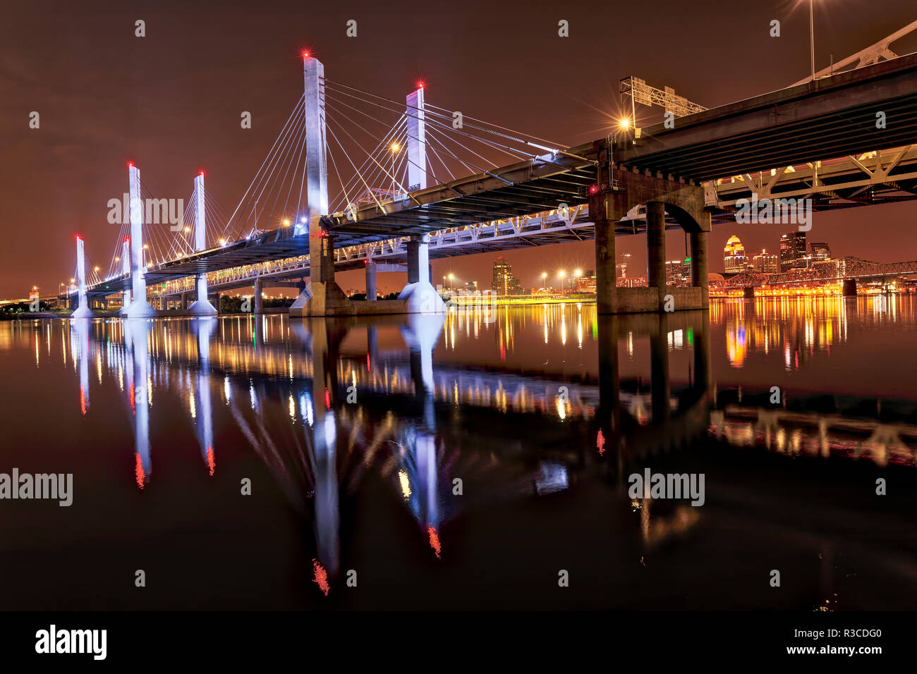 Luci su abramo Lincoln Bridge e il centro cittadino di Louisville, Kentucky di notte, visto da Jeffersonville, Indiana Foto Stock