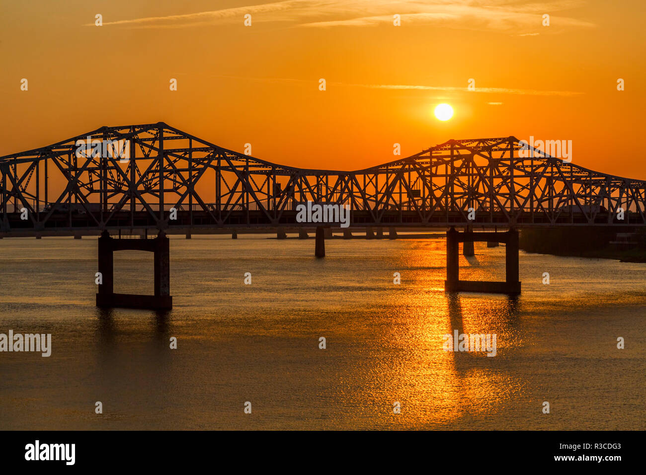 John F. Kennedy ponte che attraversa il fiume Ohio tra Louisville, Kentucky e Jeffersonville, Indiana al tramonto. Foto Stock