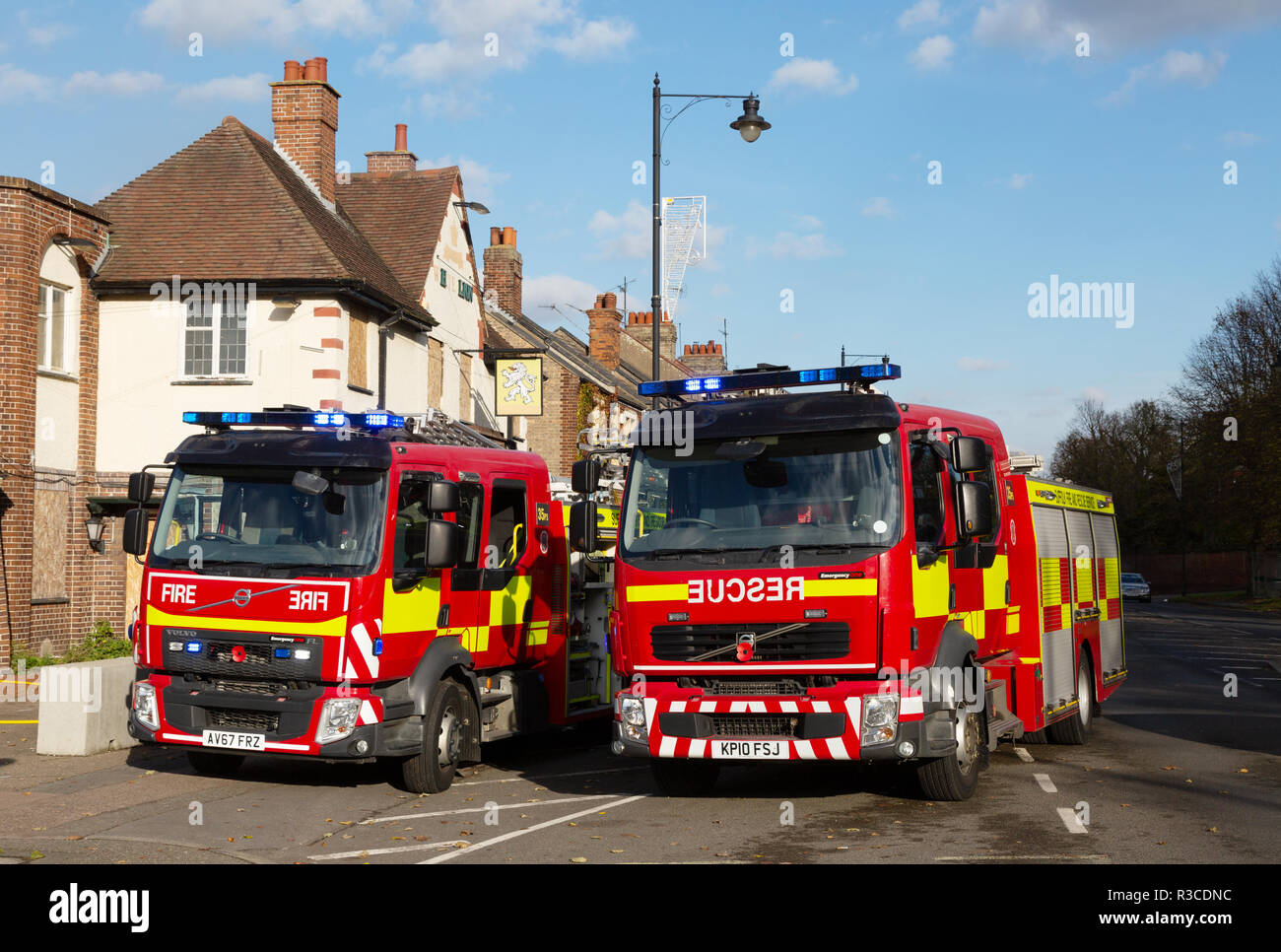 Motore Fire UK - Suffolk fuoco e il servizio di soccorso che frequentano un emergenza con due motori Fire, Newmarket Suffolk REGNO UNITO Foto Stock
