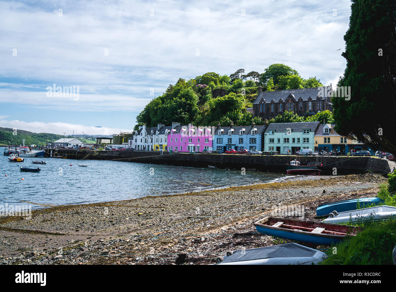 Portree città, gli edifici colorati. La Scozia, Regno Unito. Foto Stock