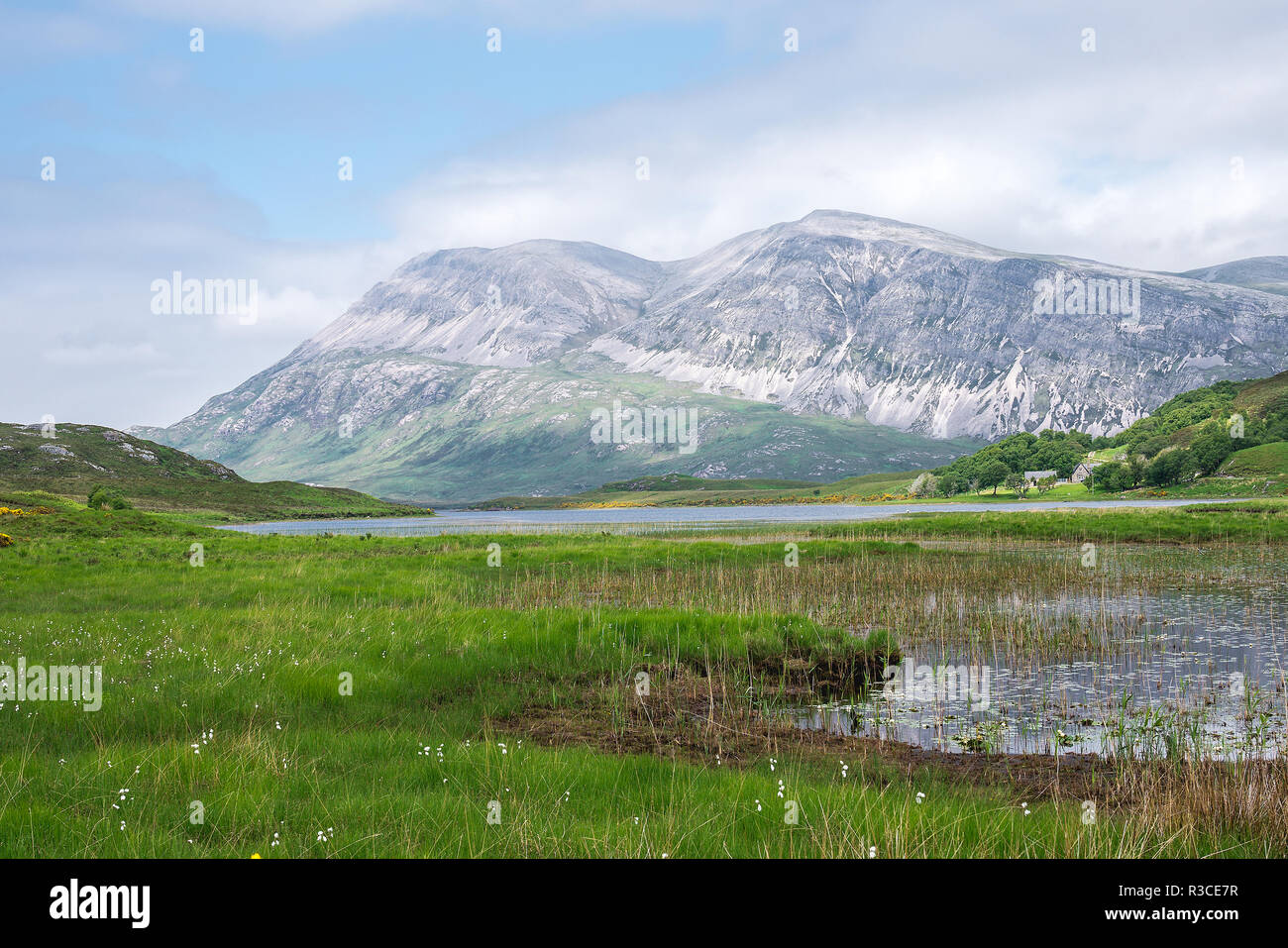 Paesaggio di montagna vicino al lago di Loch Ness, Scozia Foto Stock