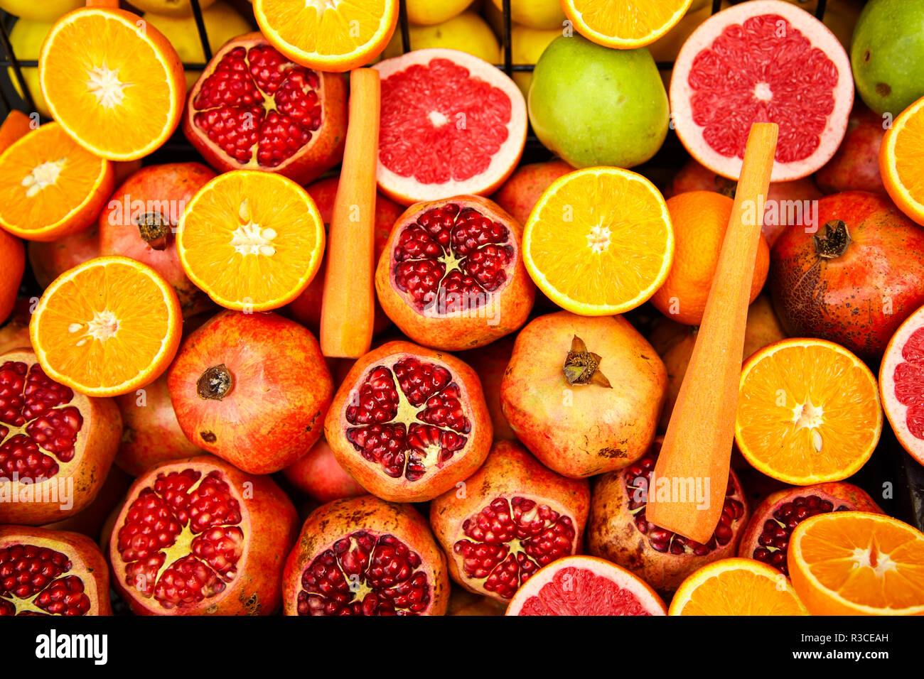 Mature e succosa frutta metà pronti per la produzione di succhi di frutta. Frutta luminoso dello sfondo. Foto Stock