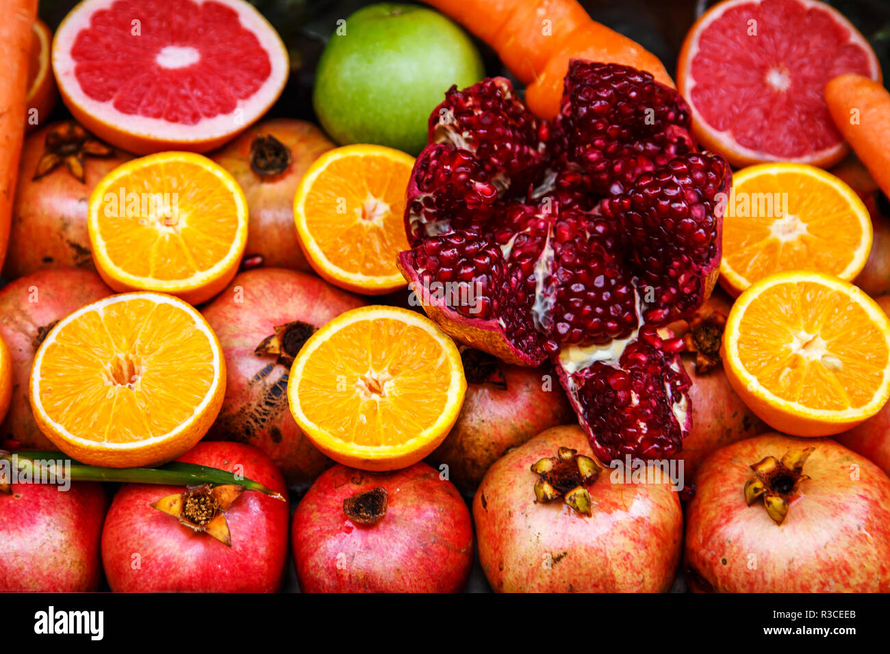 Mature e succosa frutta metà pronti per la produzione di succhi di frutta. Frutta luminoso dello sfondo. Foto Stock
