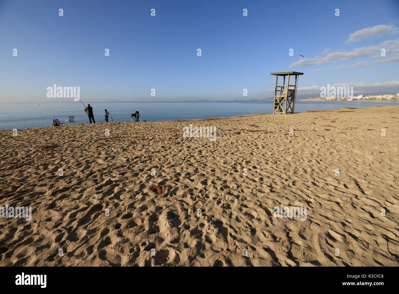 I pescatori sul lungomare spiaggia, Maiorca spiaggia, Playa de Palma, Inverno tempo Foto Stock