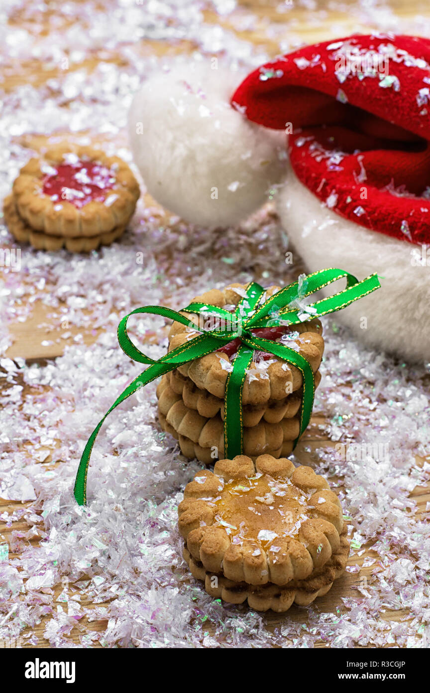Fragranti biscotti di Natale decorato sullo sfondo delle decorazioni di Natale Foto Stock