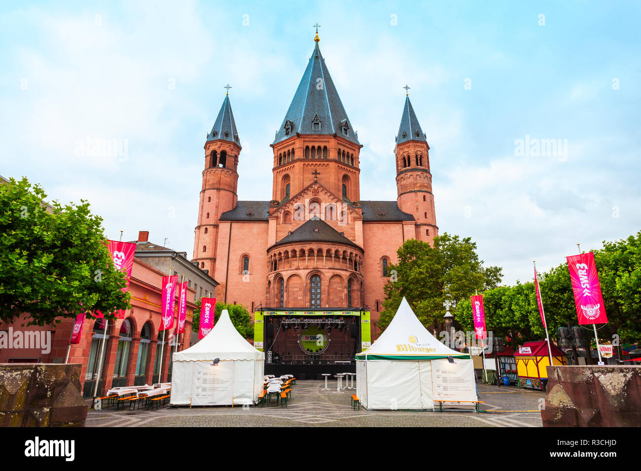 MAINZ, Germania - 25 giugno 2018: Cattedrale di Magonza si trova presso la piazza del mercato della città vecchia Foto Stock