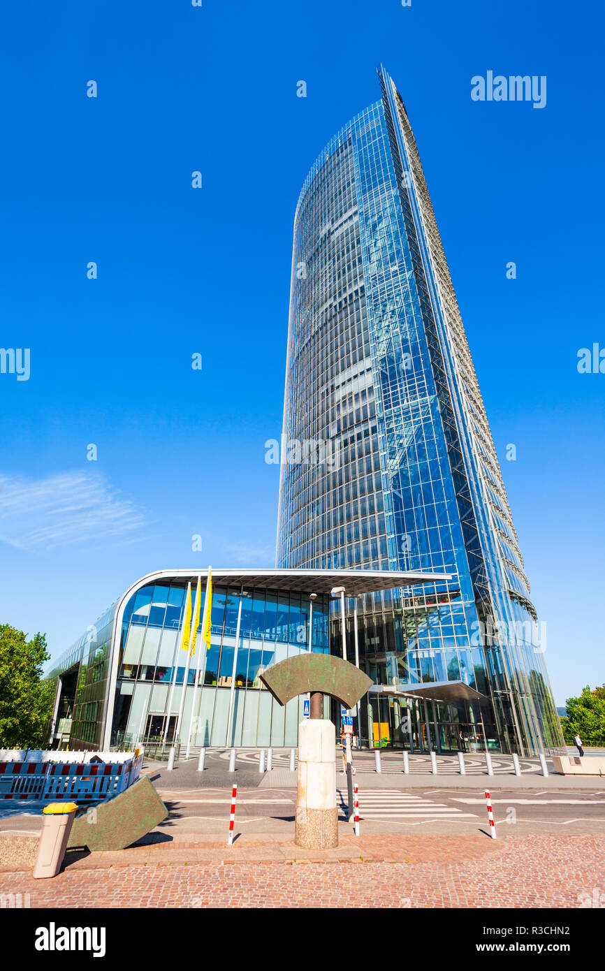 BONN, Germania - 29 giugno 2018: Post Tower è la sede della società di logistica Deutsche Post DHL nella città di Bonn in Germania Foto Stock