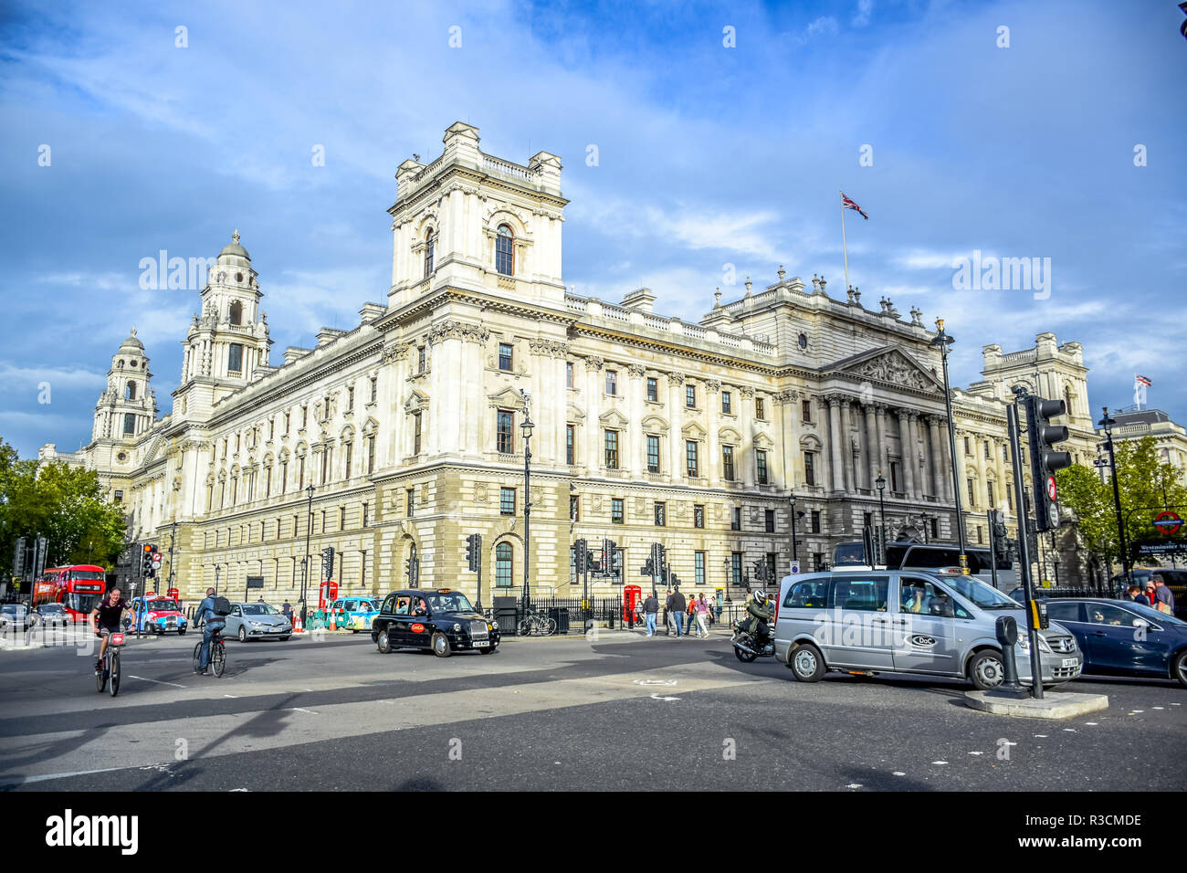 Il Parlamento intersezione stradale con Piazza del Parlamento al fine di nord-ovest del Palazzo di Westminster a Londra centrale, England, Regno Unito Foto Stock