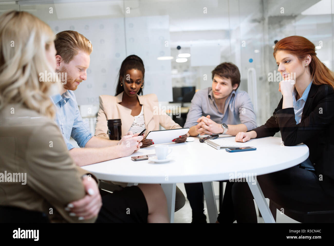 La gente di affari della riunione del consiglio di amministrazione in un ufficio moderno Foto Stock
