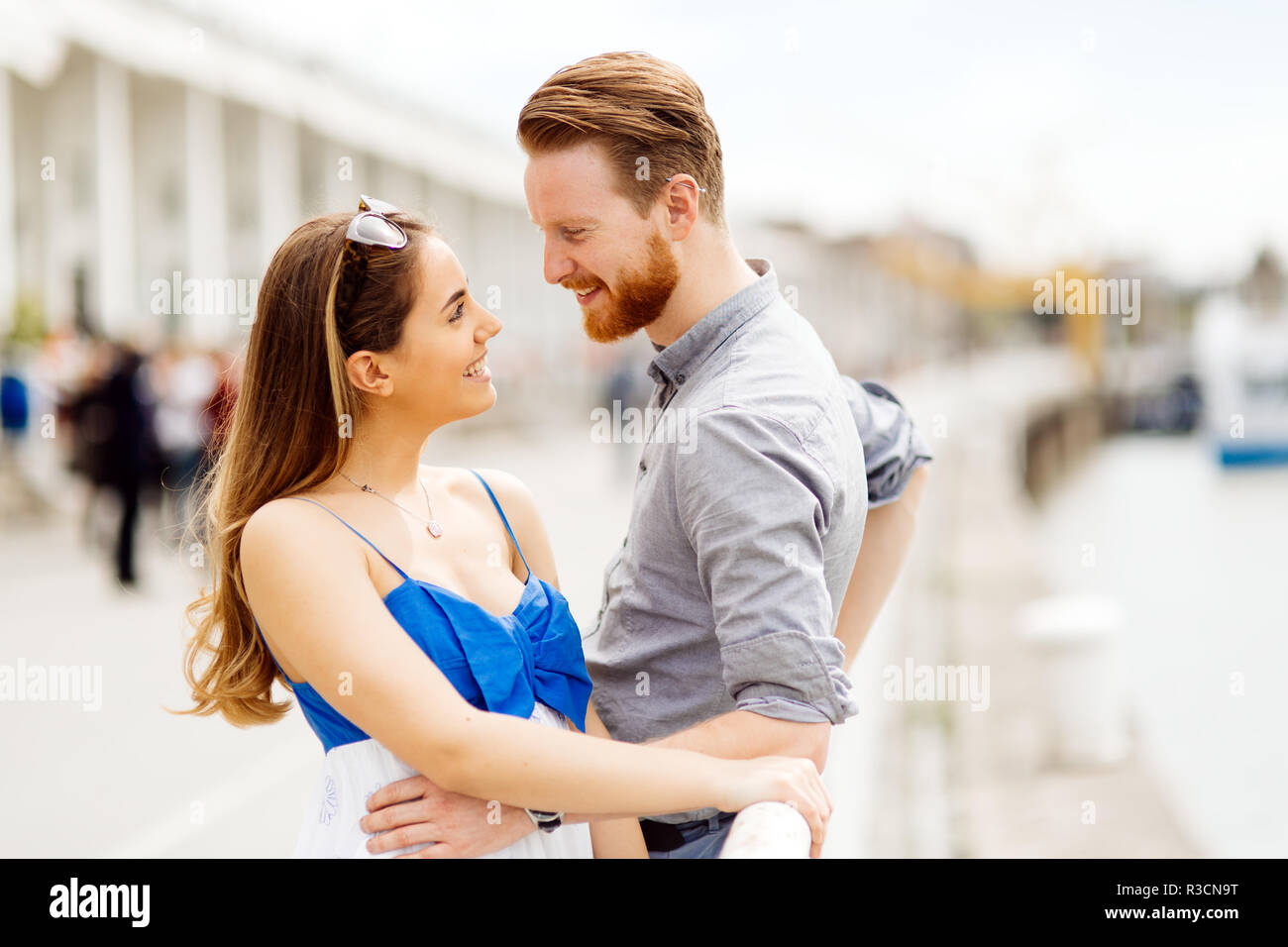 Carino coppia godersi il tempo trascorso insieme all'aperto Foto Stock
