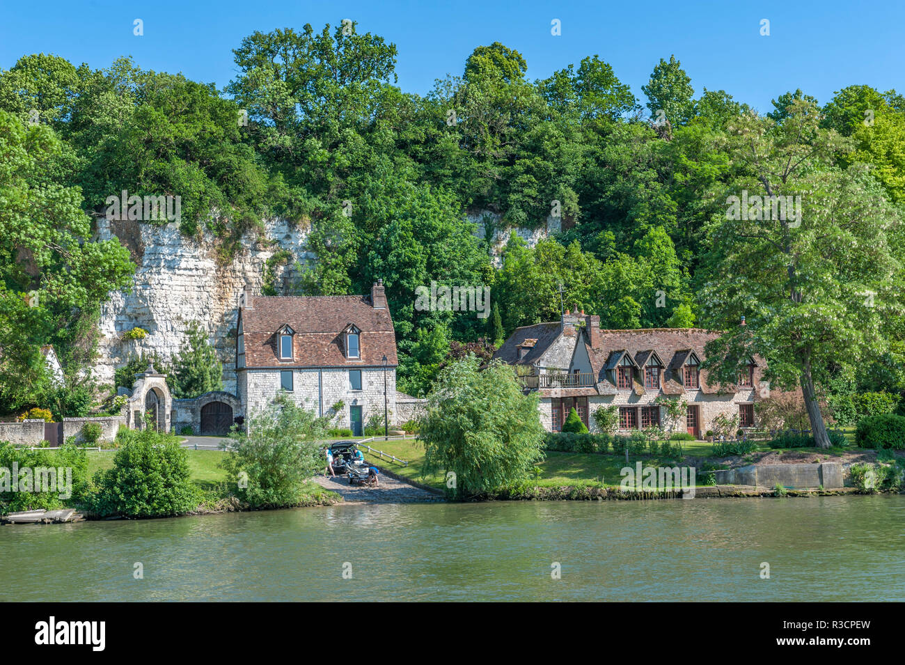 Edifici di pietra calcarea, lungo il Fiume Senna, Normandia, Francia Foto Stock