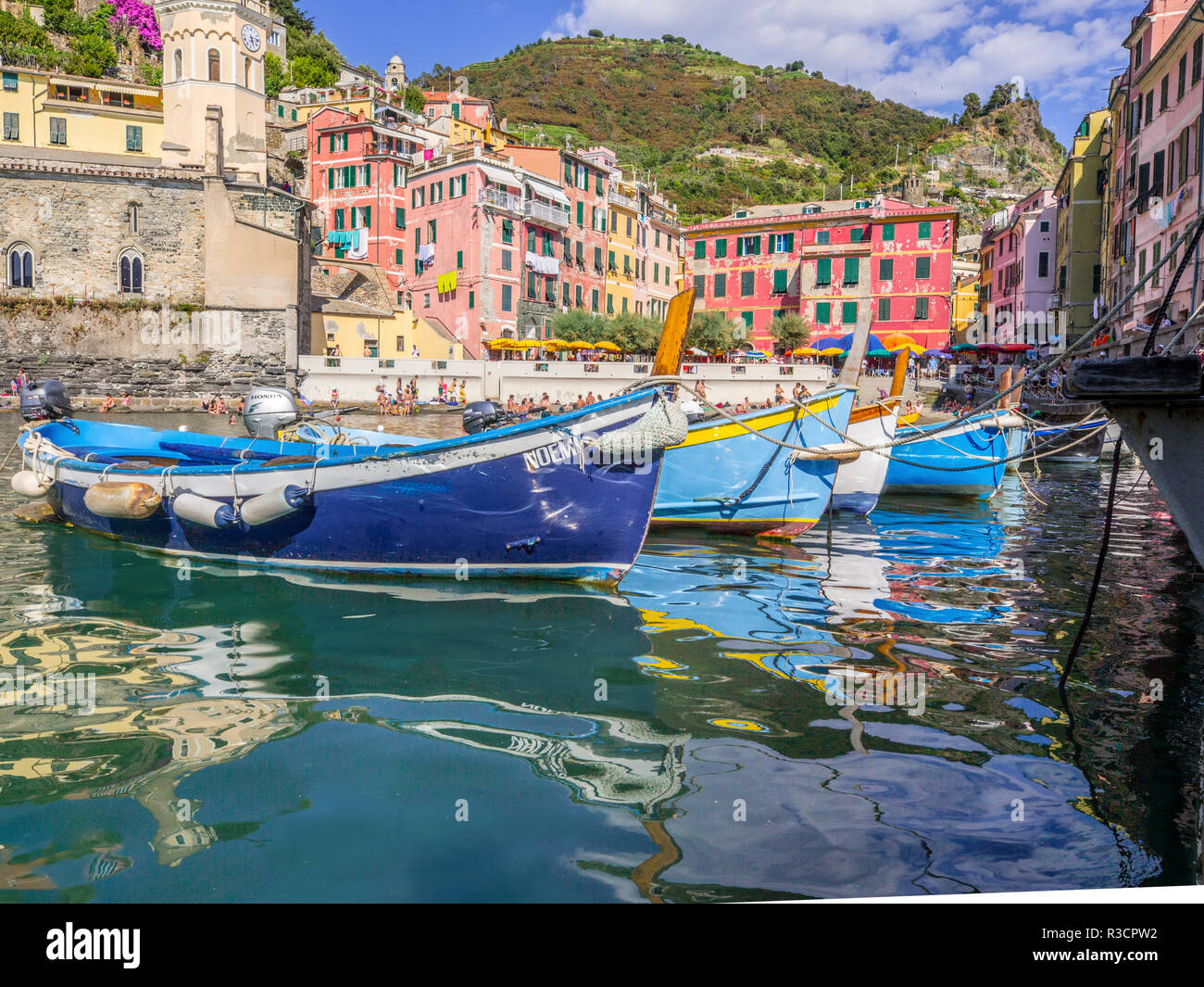 Riviera italiana old fashion barche da pesca ormeggiate in porto Foto Stock