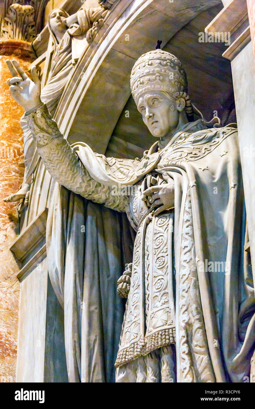 Papa benedizione statua, la Basilica di San Pietro, il Vaticano, Roma, Italia. Foto Stock