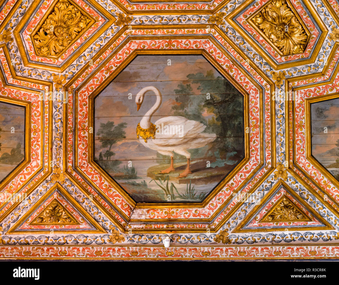 Palacio Nacional de Sintra, nei pressi di Lisbona, parte dell'UNESCO. Il cigno Hall (Sala dos Cisnes). L'Europa del sud, Portogallo Foto Stock