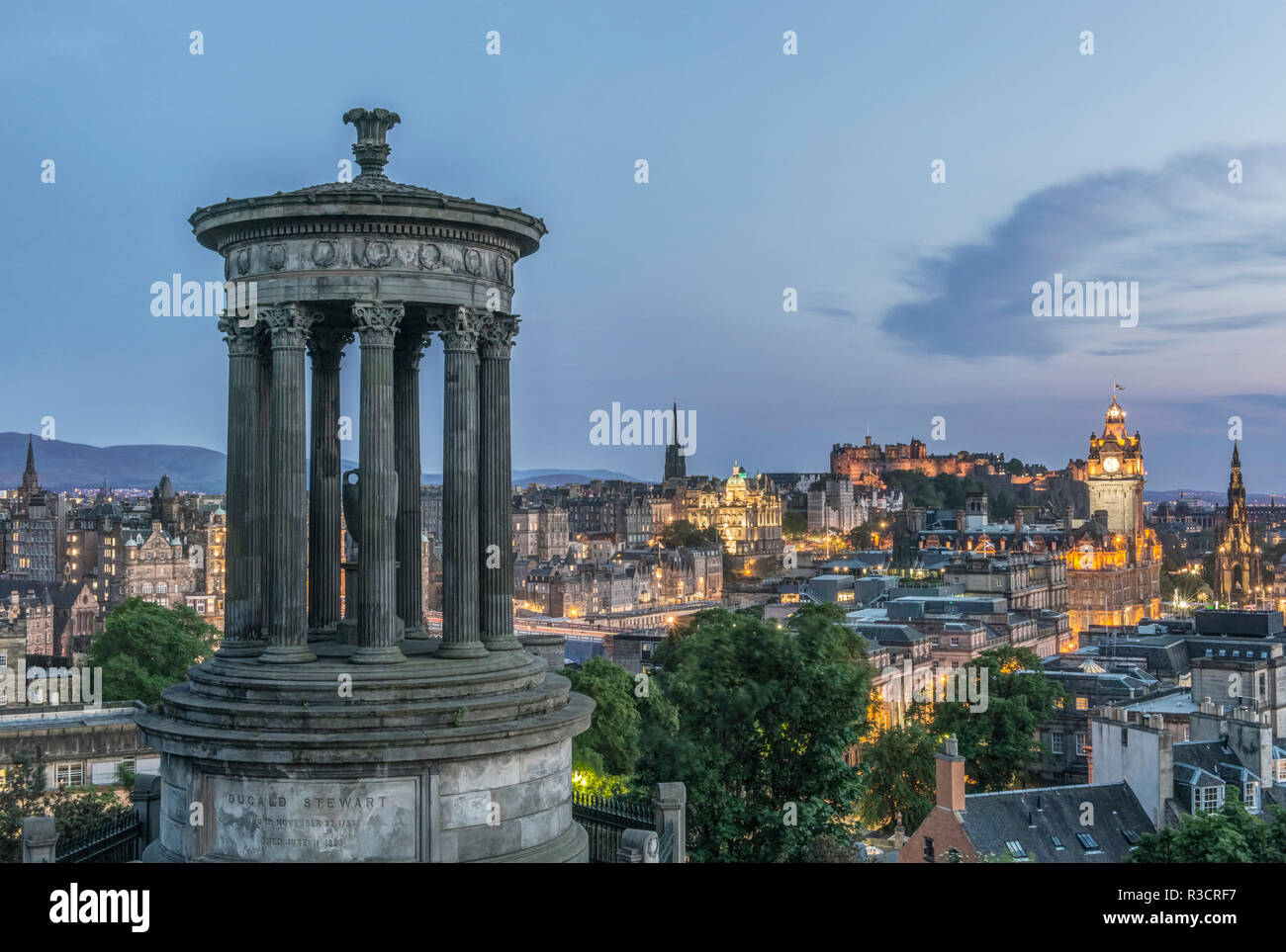 Europa, Gran Bretagna, Scozia, Edimburgo. Guardando verso il basso sulla città da Calton Hill al crepuscolo Foto Stock