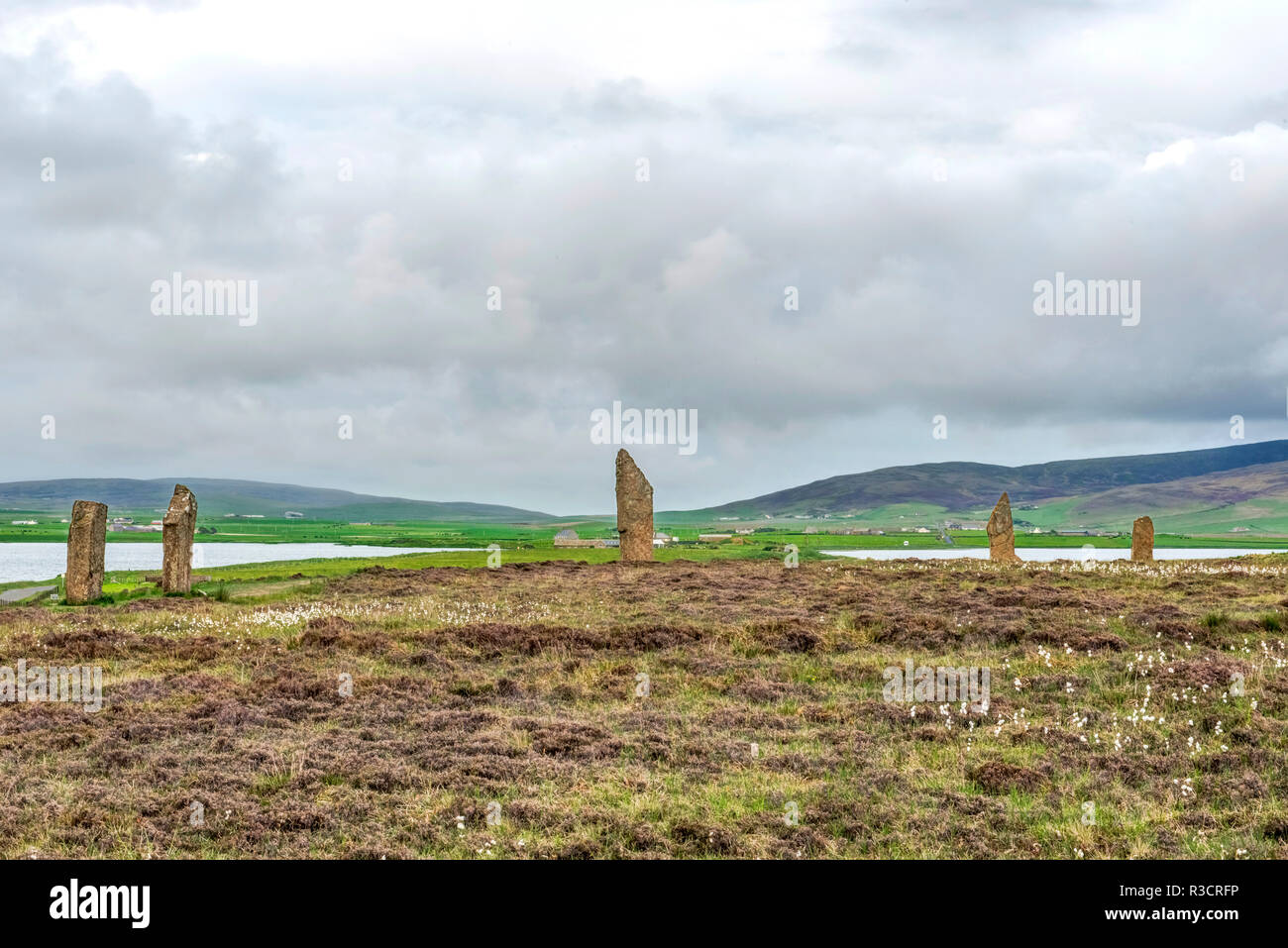Regno Unito, Scozia, Orkney Island. Anello di Brodgar, un sito cerimoniale risalente al neolitico Età stimata sono state erette circa 2600 BC Foto Stock