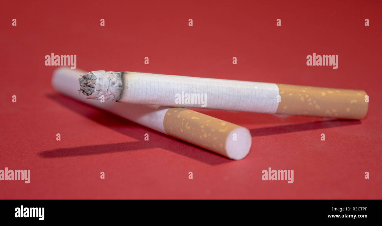 Sigaretta incandescente Foto Stock