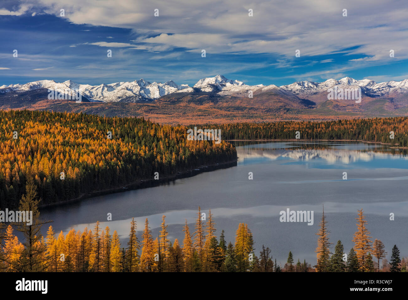 Guardando verso il basso sulla Olanda il lago e le montagne di missione in autunno di Flathead National Forest, Montana, USA Foto Stock