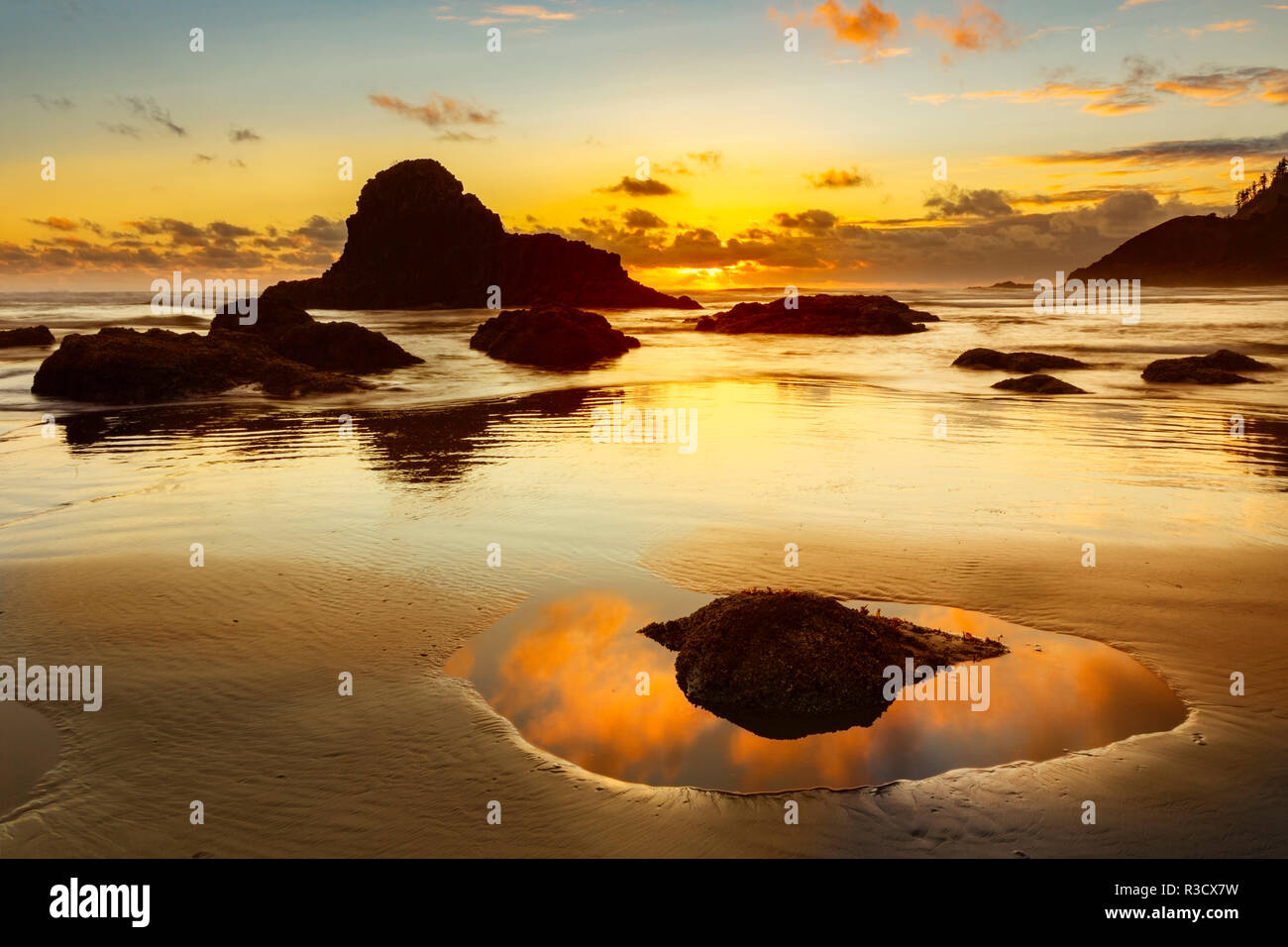 La spiaggia e il mare di pile al tramonto, Indian Beach, Ecola State Park, Oregon Foto Stock