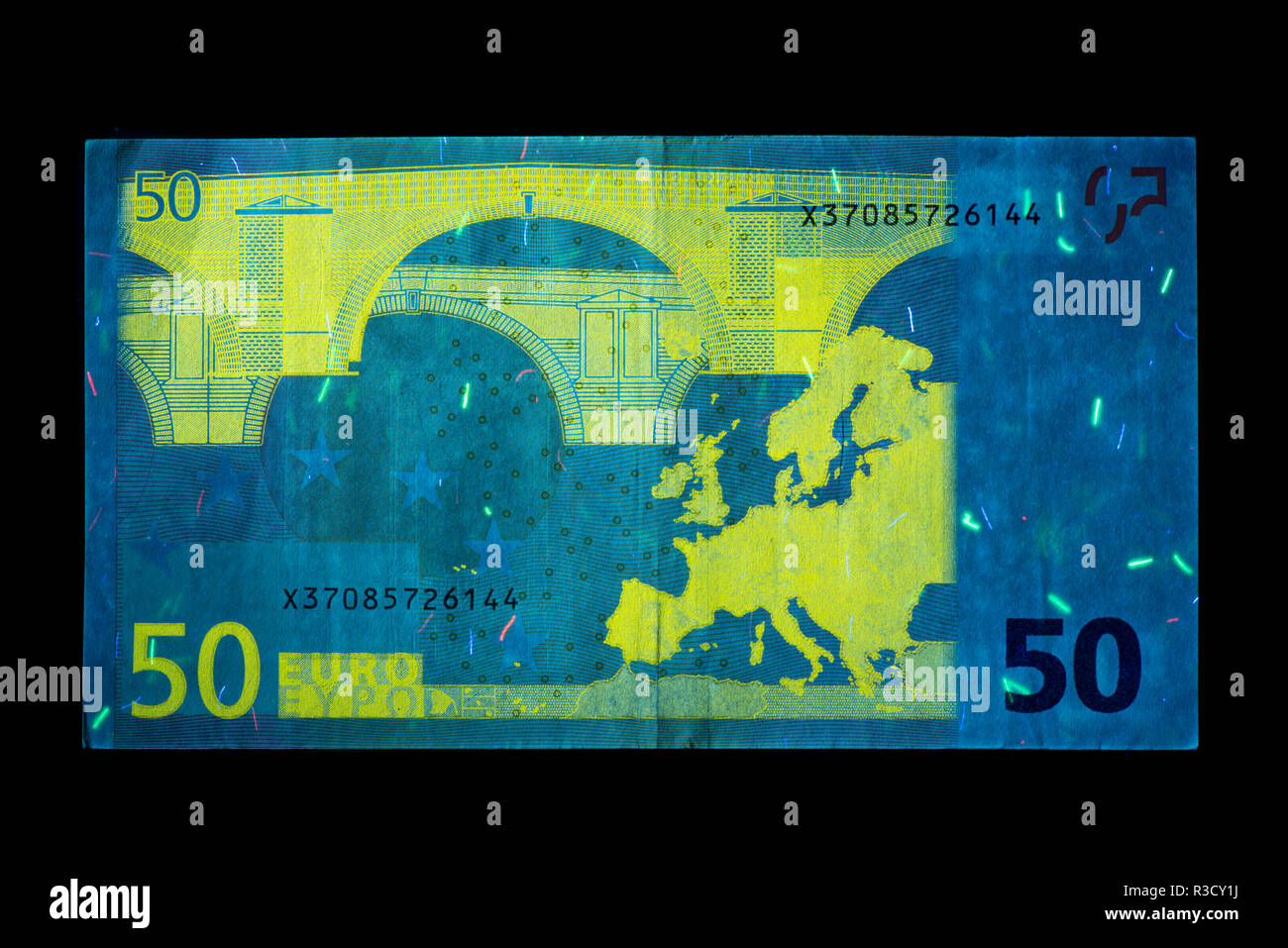 Identificare vera Banca reale di Inghilterra o banconote in euro con pigmento invisibile visibile sotto luce UV che mostra alcune delle funzioni di protezione Foto Stock