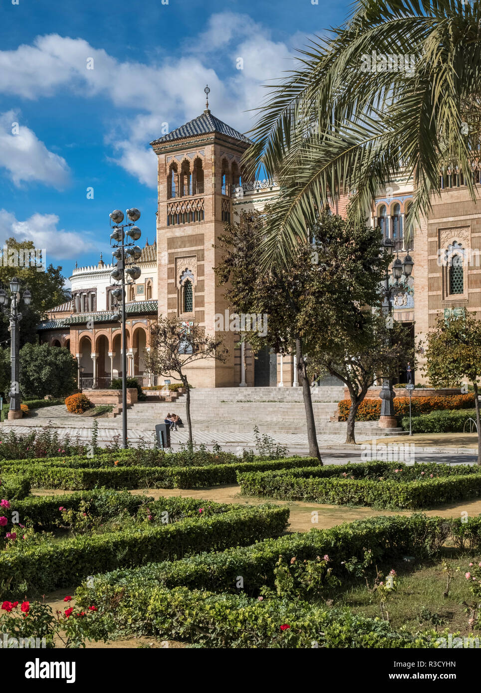 Pabellon edificio in stile Mudejar, il Museo delle Arti e Tradizioni Popolari di Siviglia, dal Parco María Luisa, Siviglia, in Andalusia, Spagna Foto Stock