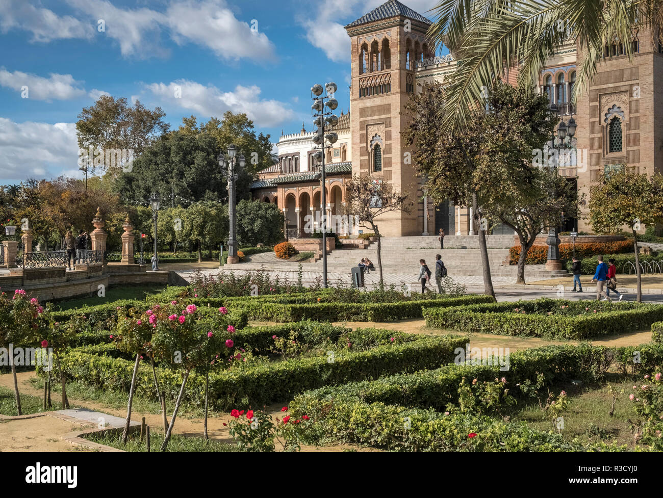 Pabellon edificio in stile Mudejar, il Museo delle Arti e Tradizioni Popolari di Siviglia, dal Parco María Luisa, Siviglia, in Andalusia, Spagna Foto Stock