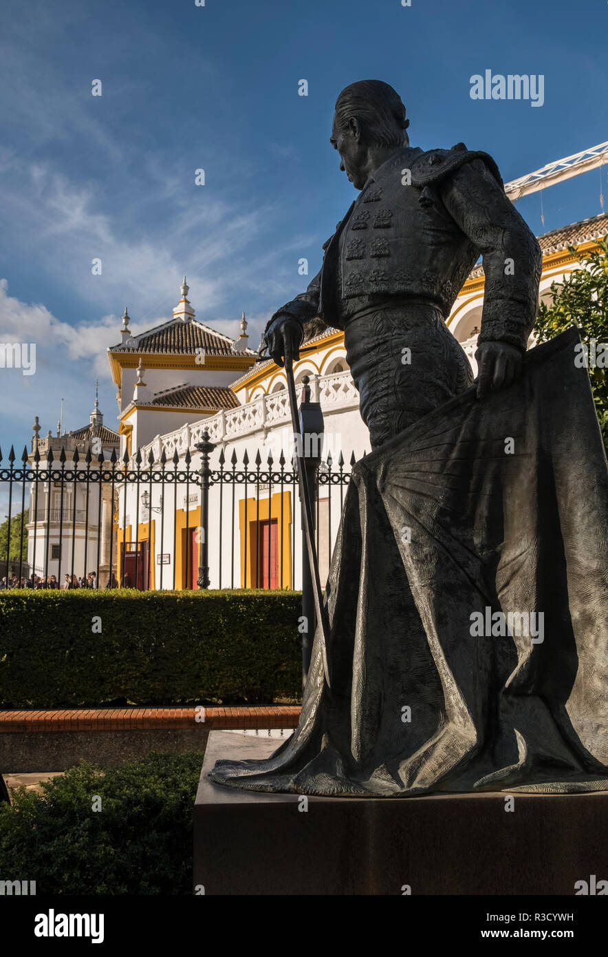 La scultura in bronzo di Francisco Romero López, noto come Curro Romero, al di fuori di Plaza de Toros de la Real Maestranza bullring, Siviglia, in Andalusia, Spagna. Foto Stock