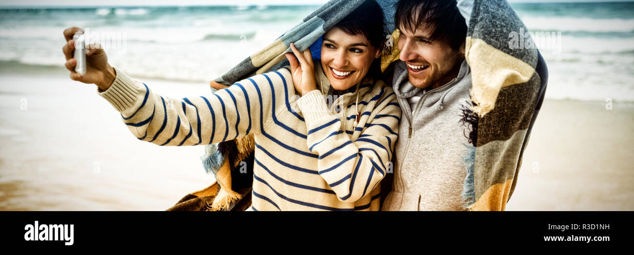 Felice coppia giovane tenendo selfie durante il periodo invernale Foto Stock