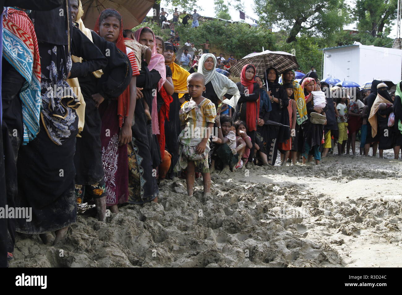 Cox's Bazar, Bangladesh: rifugiati Rohingya raccogliere per aiuto in un campo di rifugiati in Ukhia, Cox's Bazar, Bangladesh come Myanmar operazione militare contro i Rohingya musulmano in Myanmar è stato di Rakhine, il 26 settembre 2017. Il mondo più grande campo di rifugiati in Bangladesh dove più di un milione di Rohingya persone vivono in bambù e e telone foglio. Più di mezzo milione di rifugiati Rohingyas dal Myanmar è stato di Rakhine, sono fuggiti in Bangladesh dal mese di agosto 25, 2017 secondo l ONU. © Rehman Asad/Alamy Stock Photo Foto Stock