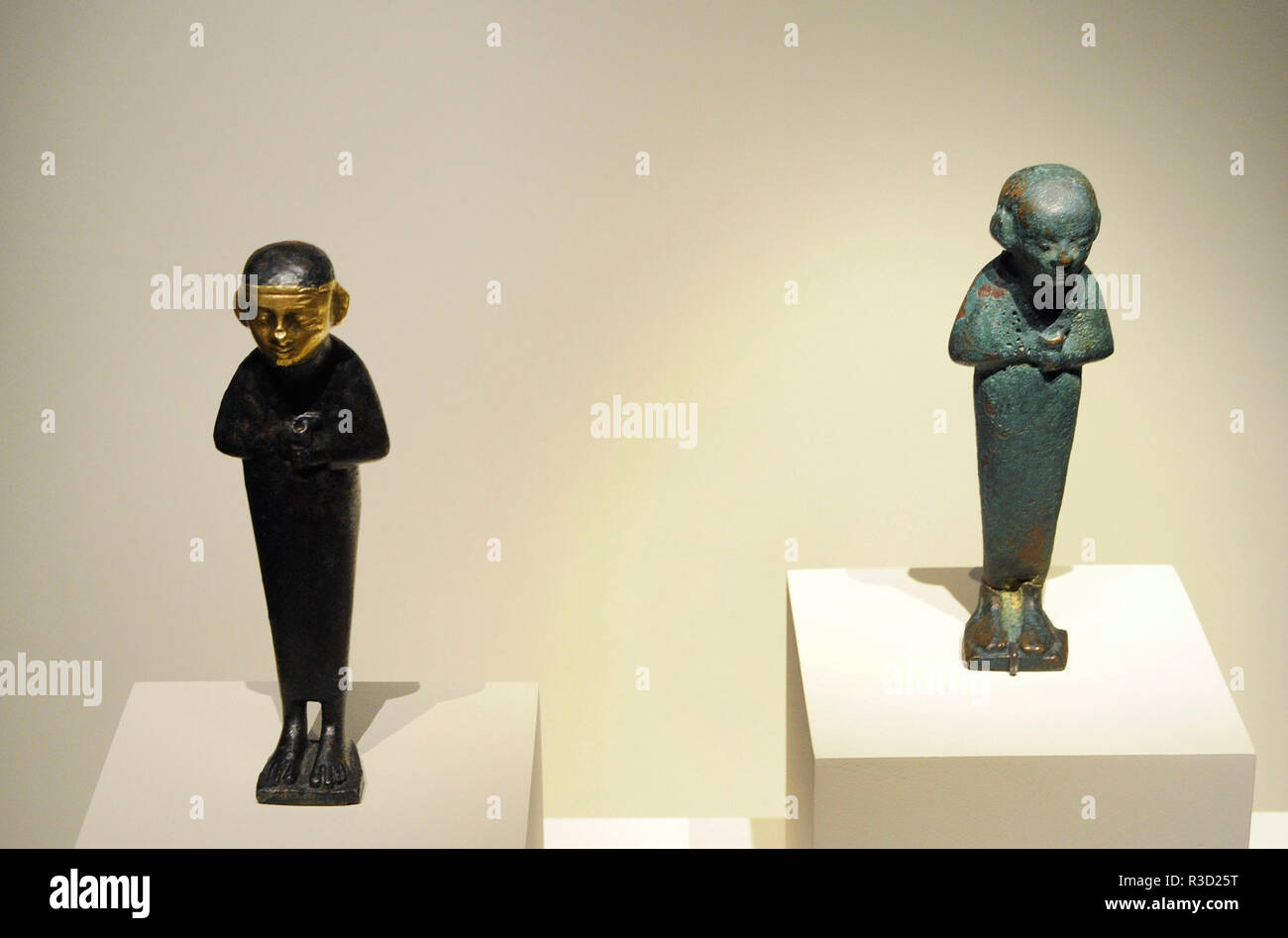 Cultura Fenicia. 700-601 A.C. Sulla sinistra, sacerdote di Cadice. Bronzo e oro. Da Cadice, Andalusia. Sulla destra, figura maschile in piedi. Bronzo. Da Estremadura, Spagna. Museo Archeologico Nazionale. Madrid. Spagna. Foto Stock