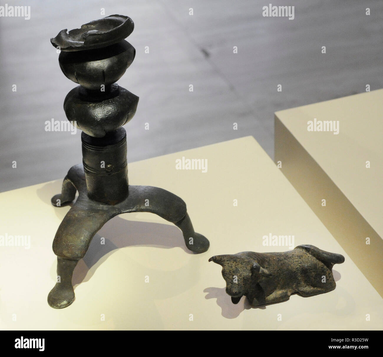 Thymiaterion. Bronzo. Cavalletto di sostegno. La figura del bronzo bull potrebbe essere la maniglia del coperchio candelabri. Periodo Orientalizing. 800-601 A.C. (8º-7secolo BC). Museo Archeologico Nazionale. Madrid. Spagna. Foto Stock