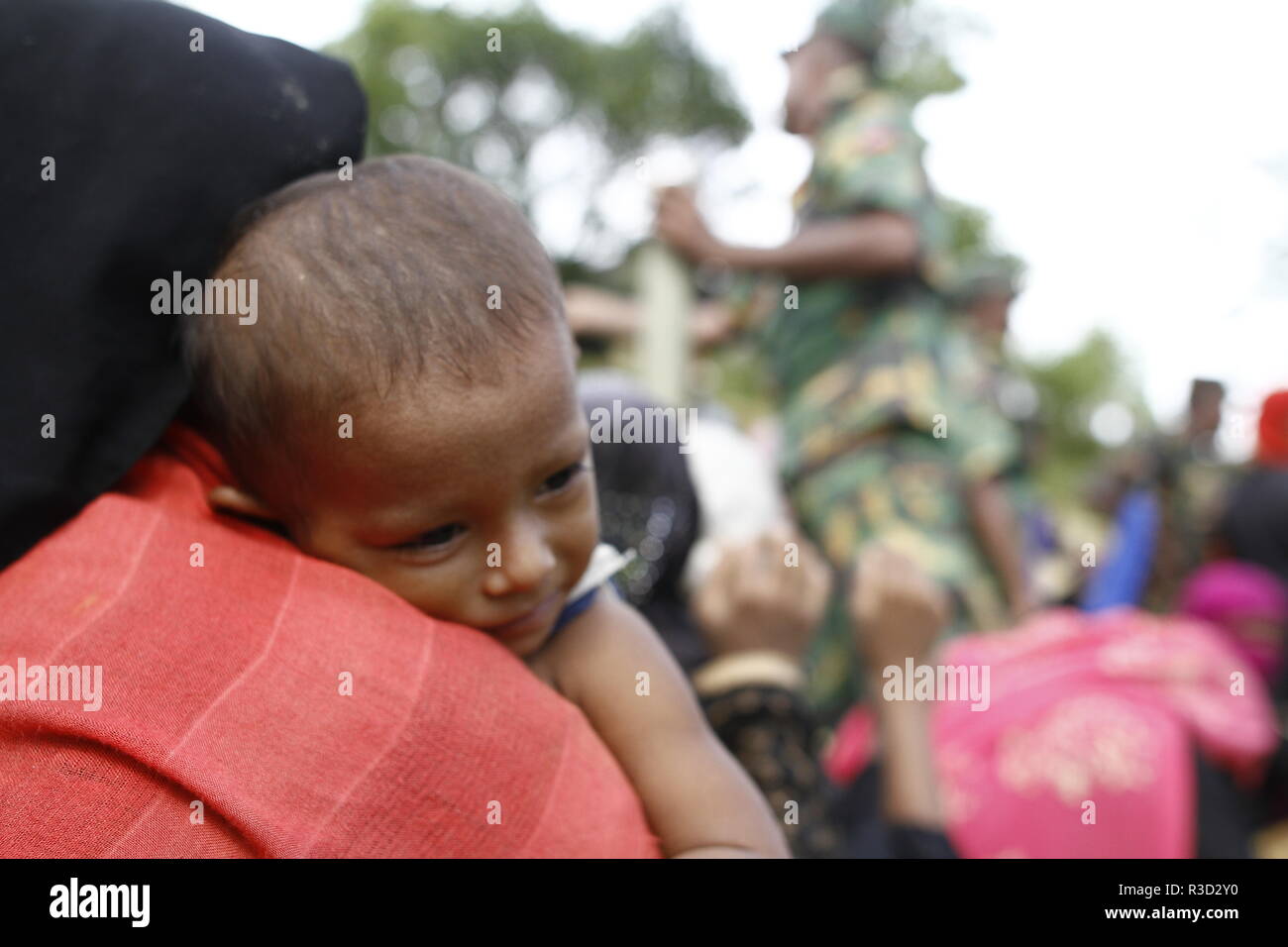 Cox's Bazar, Bangladesh: rifugiati Rohingya raccogliere per aiuto in un campo di rifugiati in Ukhia, Cox's Bazar, Bangladesh come Myanmar operazione militare contro i Rohingya musulmano in Myanmar è stato di Rakhine, il 26 settembre 2017. Il mondo più grande campo di rifugiati in Bangladesh dove più di un milione di Rohingya persone vivono in bambù e e telone foglio. Più di mezzo milione di rifugiati Rohingyas dal Myanmar è stato di Rakhine, sono fuggiti in Bangladesh dal mese di agosto 25, 2017 secondo l ONU. © Rehman Asad/Alamy Stock Photo Foto Stock