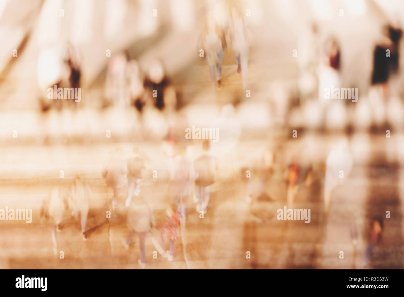 Sfondo sfocato. Sfumata la gente a piedi attraverso una strada della citta'. Tonica foto. Foto Stock