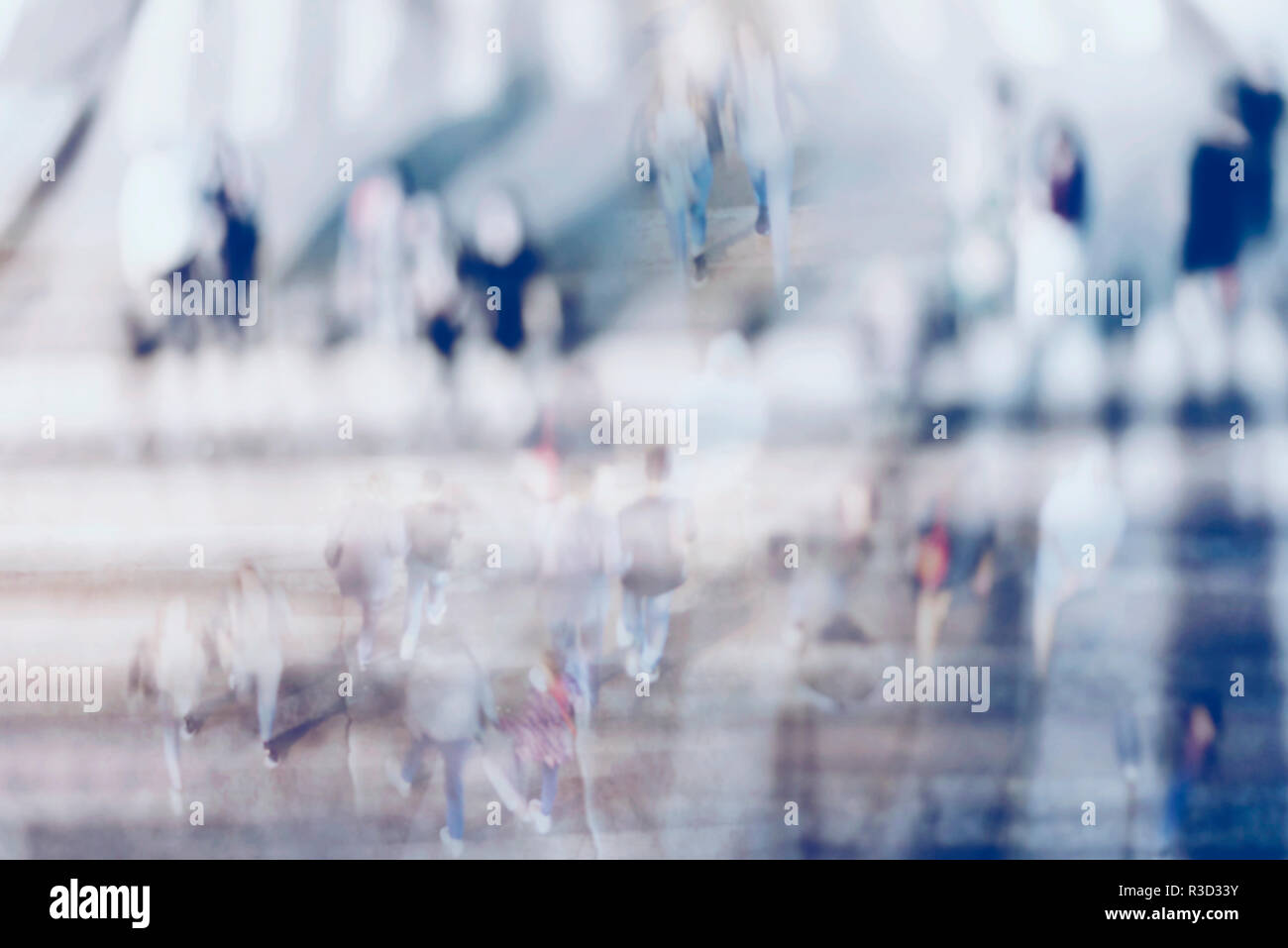 Sfondo sfocato. Sfumata la gente a piedi attraverso una strada della citta'. Tonica foto. Foto Stock