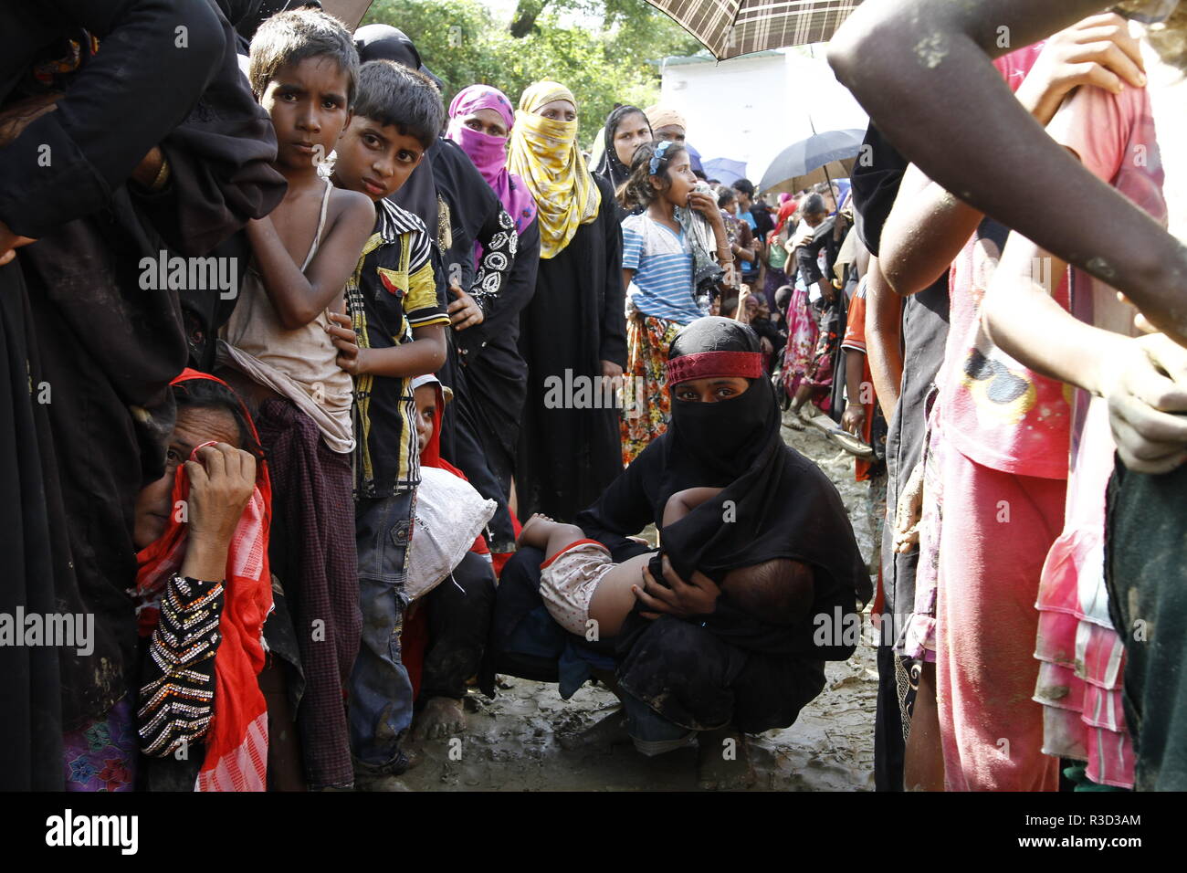 Cox's Bazar, Bangladesh: rifugiati Rohingya raccogliere per aiuto in un campo di rifugiati in Ukhia, Cox's Bazar, Bangladesh come Myanmar operazione militare contro i Rohingya musulmano in Myanmar è stato di Rakhine, il 26 settembre 2017. Il mondo più grande campo di rifugiati in Bangladesh dove più di un milione di Rohingya persone vivono in bambù e e telone foglio. Più di mezzo milione di rifugiati Rohingyas dal Myanmar è stato di Rakhine, sono fuggiti in Bangladesh dal mese di agosto 25, 2017 secondo l ONU. © Rehman Asad/Alamy Stock Photo Foto Stock