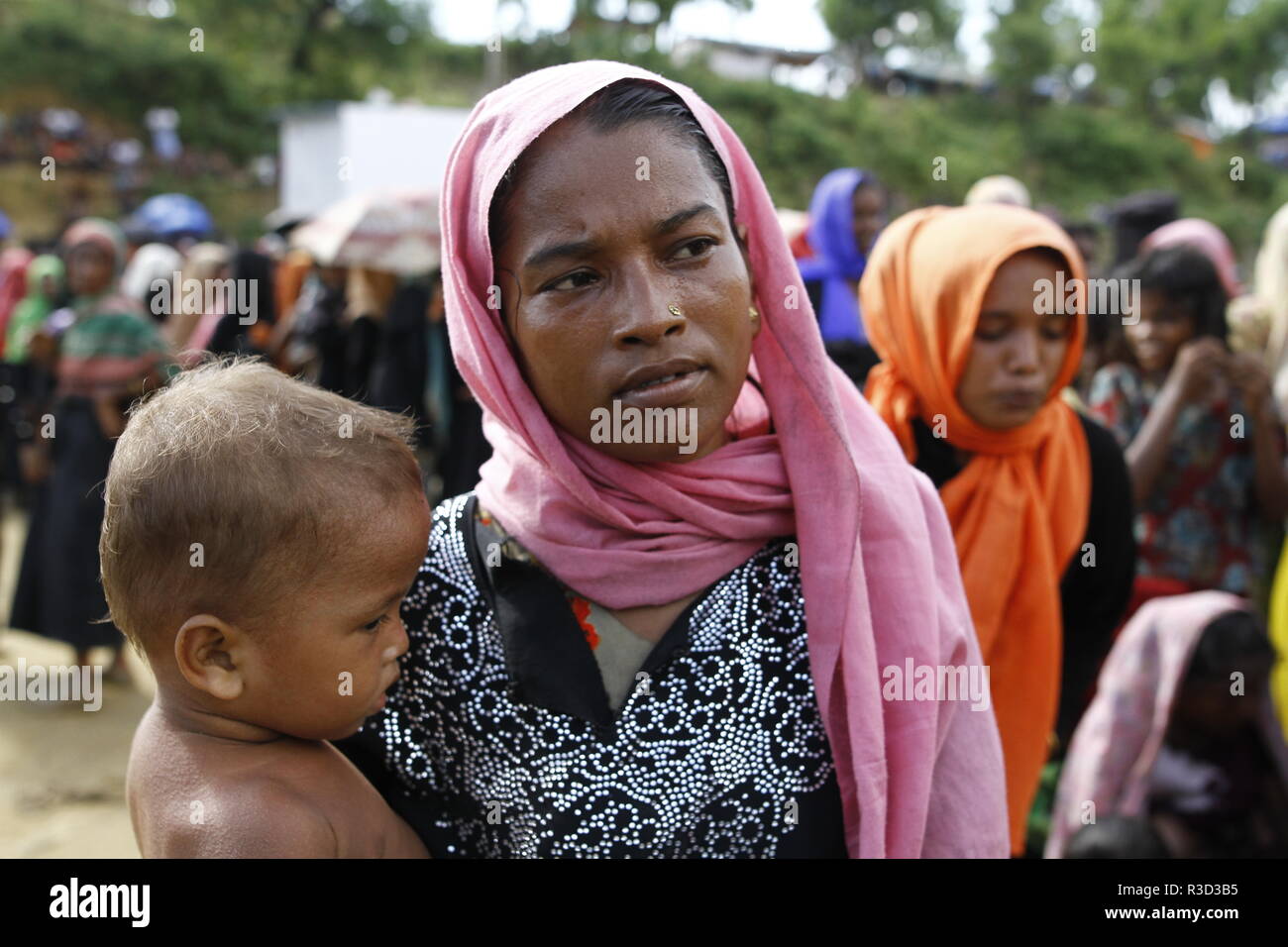 Cox's Bazar, Bangladesh: rifugiati Rohingya raccogliere per aiuto in un campo di rifugiati in Ukhia, Cox's Bazar, Bangladesh come Myanmar operazione militare contro i Rohingya musulmano in Myanmar è stato di Rakhine, il 26 settembre 2017. Il mondo più grande campo di rifugiati in Bangladesh dove più di un milione di Rohingya persone vivono in bambù e e telone foglio. Più di mezzo milione di rifugiati Rohingyas dal Myanmar è stato di Rakhine, sono fuggiti in Bangladesh dal mese di agosto 25, 2017 secondo l ONU. © Rehman Asad/Alamy Stock Photo Foto Stock