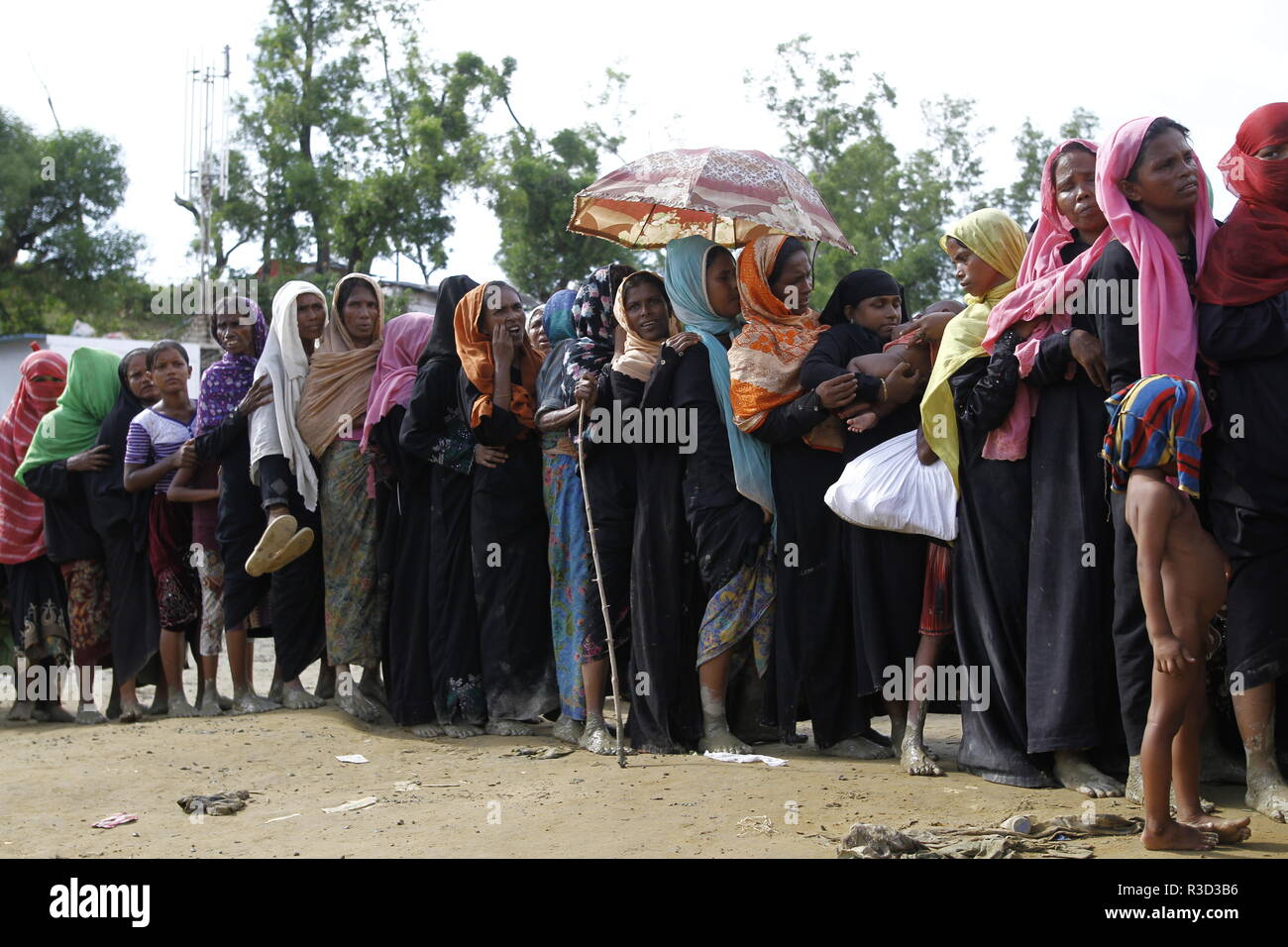 Cox's Bazar, Bangladesh: rifugiati Rohingya raccogliere per aiuto in un campo di rifugiati in Ukhia, Cox's Bazar, Bangladesh come Myanmar operazione militare contro i Rohingya musulmano in Myanmar è stato di Rakhine, il 26 settembre 2017. Il mondo più grande campo di rifugiati in Bangladesh dove più di un milione di Rohingya persone vivono in bambù e e telone foglio. Più di mezzo milione di rifugiati Rohingyas dal Myanmar è stato di Rakhine, sono fuggiti in Bangladesh dal mese di agosto 25, 2017 secondo l ONU. © Rehman Asad/Alamy Stock Photo Foto Stock