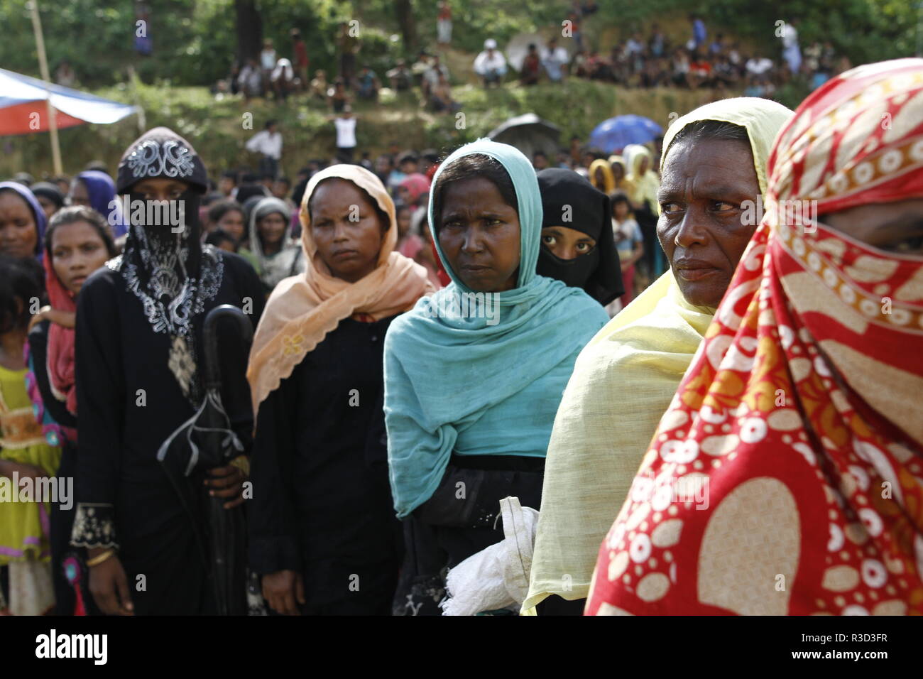 Cox's Bazar, Bangladesh: rifugiati Rohingya raccogliere per aiuto in un campo di rifugiati in Ukhia, Cox's Bazar, Bangladesh come Myanmar operazione militare contro i Rohingya musulmano in Myanmar è stato di Rakhine, il 26 settembre 2017. Il mondo più grande campo di rifugiati in Bangladesh dove più di un milione di Rohingya persone vivono in bambù e e telone foglio. Più di mezzo milione di rifugiati Rohingyas dal Myanmar è stato di Rakhine, sono fuggiti in Bangladesh dal mese di agosto 25, 2017 secondo l ONU. © Rehman Asad/Alamy Stock Photo Foto Stock