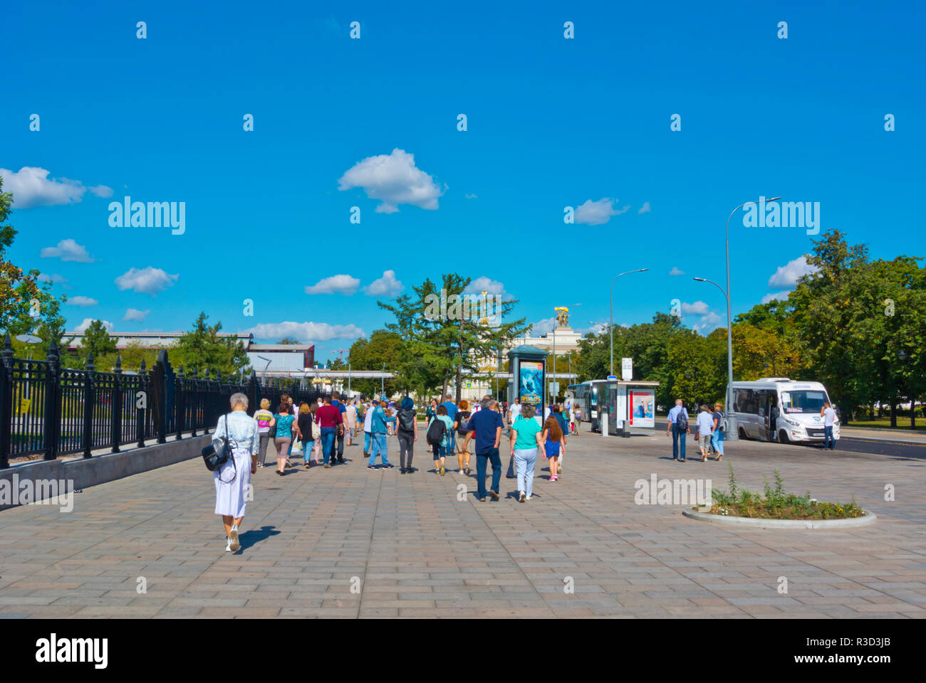 Persone che camminano verso VDNKh exbition motivi, Ostankinsky distretto, Mosca, Russia Foto Stock