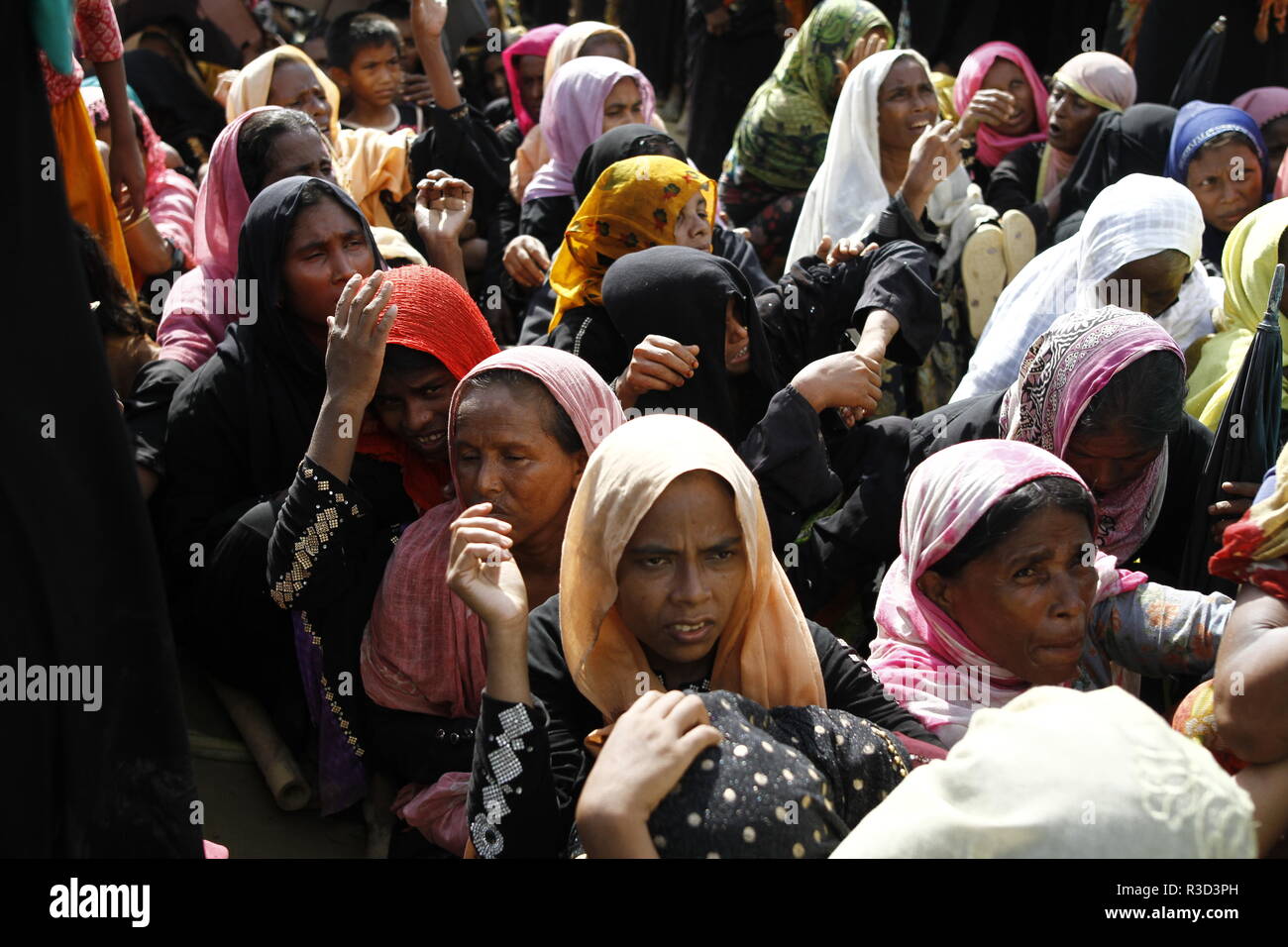 Cox's Bazar, Bangladesh: rifugiati Rohingya raccogliere per aiuto in un campo di rifugiati in Ukhia, Cox's Bazar, Bangladesh come Myanmar operazione militare contro i Rohingya musulmano in Myanmar è stato di Rakhine, il 26 settembre 2017. Il mondo più grande campo di rifugiati in Bangladesh dove più di un milione di Rohingya persone vivono in bambù e e telone foglio. Più di mezzo milione di rifugiati Rohingyas dal Myanmar è stato di Rakhine, sono fuggiti in Bangladesh dal mese di agosto 25, 2017 secondo l ONU. © Rehman Asad/Alamy Stock Photo Foto Stock