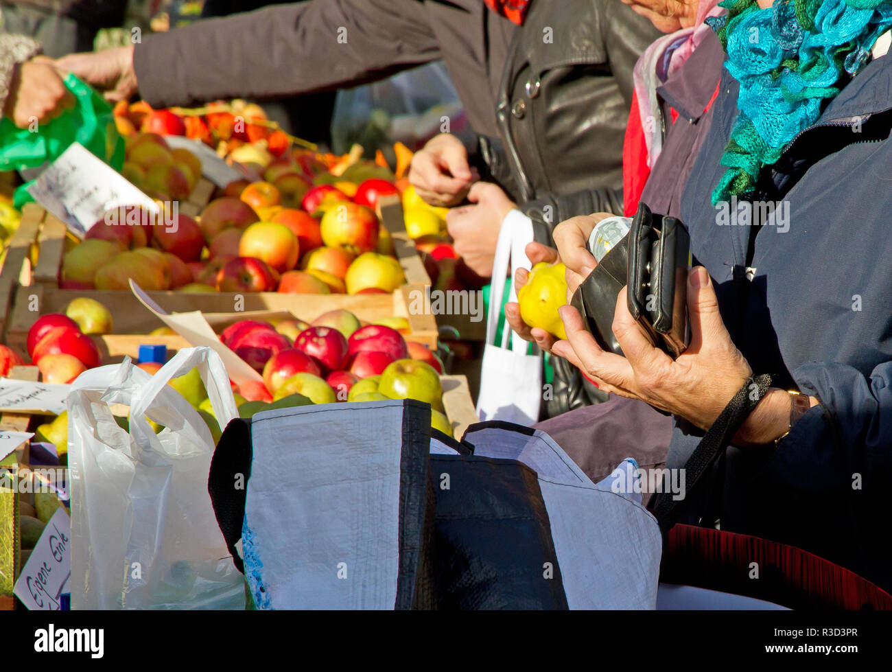 Mele fresche sul mercato weekle in Stuttgart, Germania Foto Stock