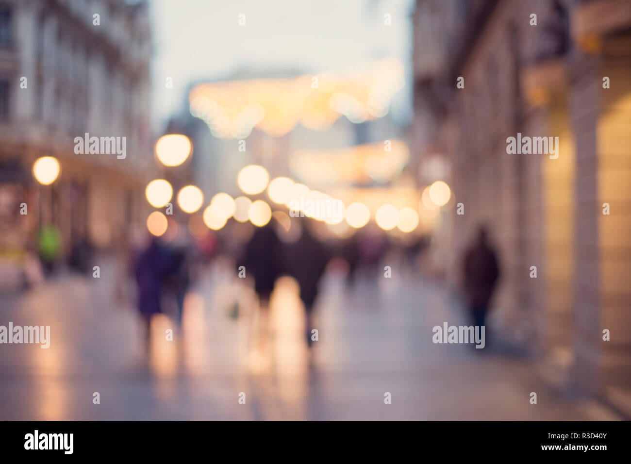 Abstract blur sullo sfondo delle persone che camminano in una strada Foto Stock