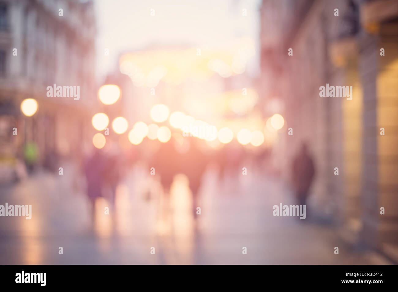 Abstract blur sullo sfondo delle persone che camminano in una strada Foto Stock