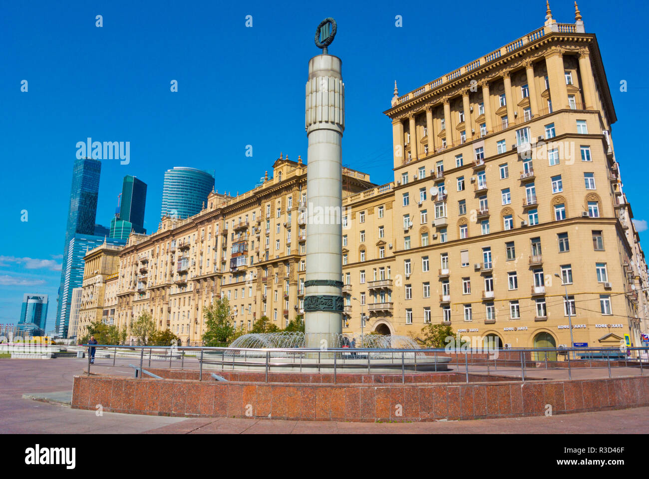 Fontana del terzo anello di trasporto su una piazza al di sopra del terzo anello stradale, con le porte della città edificio, Kutuzovsky Prospekt Mosca, Russia Foto Stock