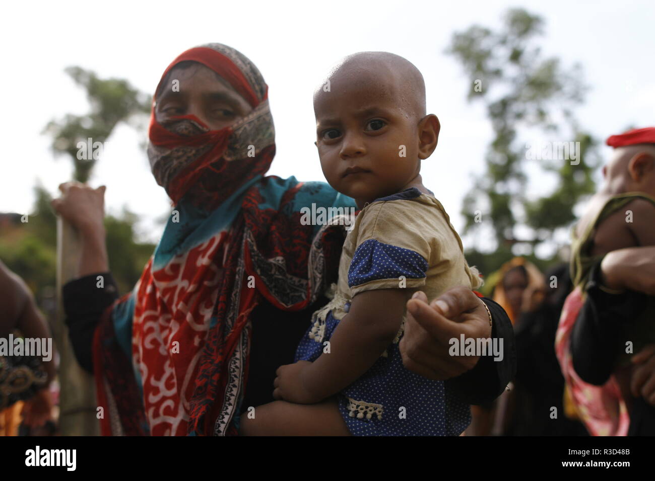 Cox's Bazar, Bangladesh: rifugiati Rohingya raccogliere per aiuto in un campo di rifugiati in Ukhia, Cox's Bazar, Bangladesh come Myanmar operazione militare contro i Rohingya musulmano in Myanmar è stato di Rakhine, il 26 settembre 2017. Il mondo più grande campo di rifugiati in Bangladesh dove più di un milione di Rohingya persone vivono in bambù e e telone foglio. Più di mezzo milione di rifugiati Rohingyas dal Myanmar è stato di Rakhine, sono fuggiti in Bangladesh dal mese di agosto 25, 2017 secondo l ONU. © Rehman Asad/Alamy Stock Photo Foto Stock